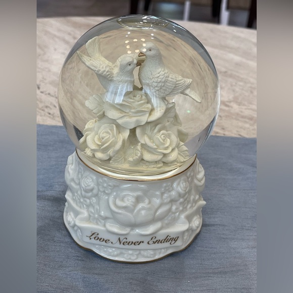 San Francisco Music Box Co Love Never Ending Snow Globe Doves Glitter Cream Gold - Picture 1 of 7